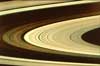 Вид колец Сатурна снизу (расстояние 640000 км) 
            (27кб)